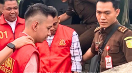 Rusmaidi alias Edi (51) dan Ronan Septian alias Ronan (22), turun dari mobil tahanan Kejari Lingga saat akan mengikuti sidang tuntutan kasus pencabulan di Pondok Pesantren Tahfidz Quran Pemandian Air Panas, Dabo Singkep, Kabupaten Lingga.