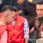 Rusmaidi alias Edi (51) dan Ronan Septian alias Ronan (22), turun dari mobil tahanan Kejari Lingga saat akan mengikuti sidang tuntutan kasus pencabulan di Pondok Pesantren Tahfidz Quran Pemandian Air Panas, Dabo Singkep, Kabupaten Lingga.