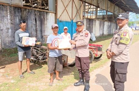 Cuaca Ekstrem Berdampak Ekonomi Bagi Buruh Becak Pelabuhan Dabo: Kapolsek Dabo Salurkan Bansos dari Kapolda Kepri dan Kapolres Lingga