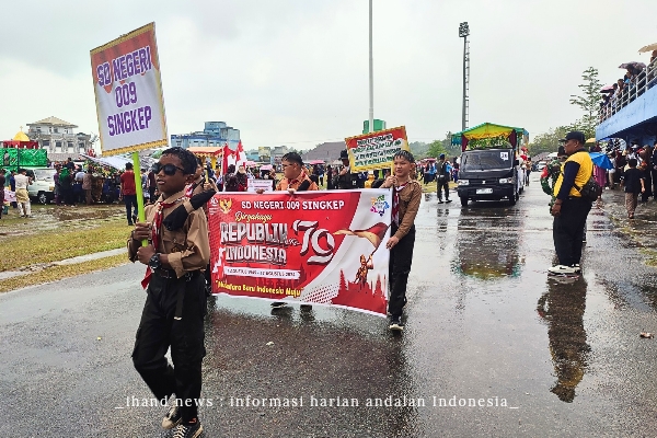  Meski Diguyur Hujan, Pawai Pembangunan di Kota Dabo Singkep Tetap Berjalan Meriah