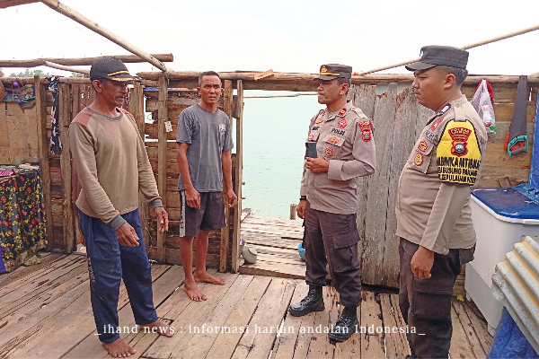  Polres Lingga Sambangi dan Berikan Sembako ke Warga Pulau Besi yang Terdampak Angin Puting Beliung