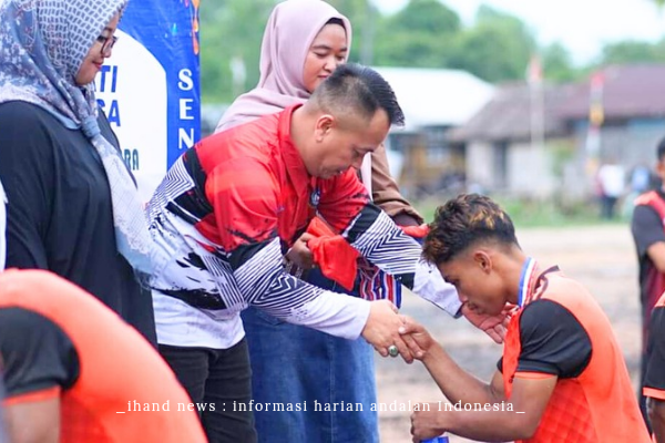  Bupati Nizar Serahkan Hadiah dan Apresiasi Semangat Sportivitas di Turnamen Sepakbola Senempek Cup V