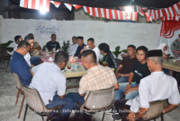 Bupati Lingga dan sejumlah pejabat tinggi di Kabupaten Lingga ngopi bareng di Kedai Kopi Jang usai penutupan turnamen domino dan catur yang digelar oleh LMG dan KKJ (foto: ist)