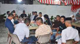 Bupati Lingga dan sejumlah pejabat tinggi di Kabupaten Lingga ngopi bareng di Kedai Kopi Jang usai penutupan turnamen domino dan catur yang digelar oleh LMG dan KKJ (foto: ist)