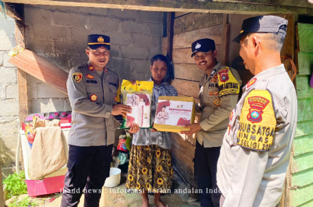 Jum’at Berkah: Kapolsek Dabo Kembali Bagikan Paket Sembako untuk Masyarakat Kurang Mampu