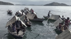 warga suku Laut menggunakan sampan dayung beratap kajang (semacam daun nipah) untuk hidup secara nomaden atau berpindah-pindah di perairan sekitar Kabupaten Lingga, Kepulauan Riau (foto: ist)