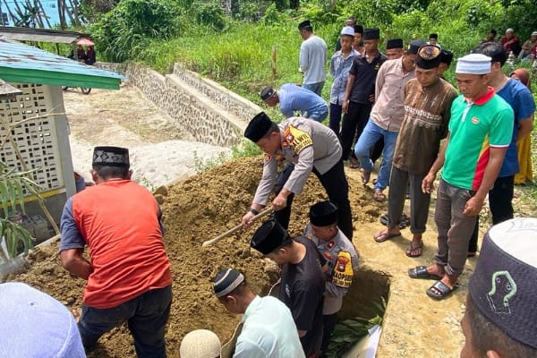  Wakapolres Lingga Bersama Kapolsek Dabo serta Bhabinkamtibmas: Sambang Duka di Desa Persing, Berikan Dukungan dan Pengawalan Jenazah