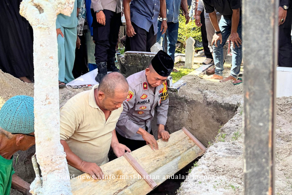  Wujud Kepedulian Polri, Waka Polres Lingga Bantu Proses Pemakaman Warga di Dabo Singkep