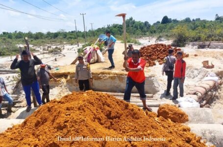 Hujan Deras Rusak Jalan Penghubung Tiga Desa di Singkep Barat, Polsek, Camat serta Warga Gerak Cepat Lakukan Perbaikan