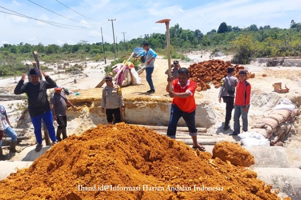  Hujan Deras Rusak Jalan Penghubung Tiga Desa di Singkep Barat, Polsek, Camat serta Warga Gerak Cepat Lakukan Perbaikan