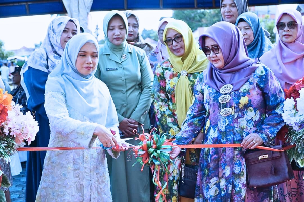  Ibu Pjs. Bupati Lingga Syarifah Munira Resmi Membuka Stand Bazar UMKM dalam Rangka Hari Jadi Kabupaten Lingga ke-21