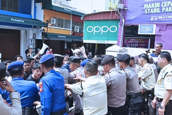 Mahasiswa Kepulauan Riau Gelar Aksi Tuntut Dana Pendidikan dari CSR BRK Syariah di Tanjungpinang | fotografer: Cahyo Aji