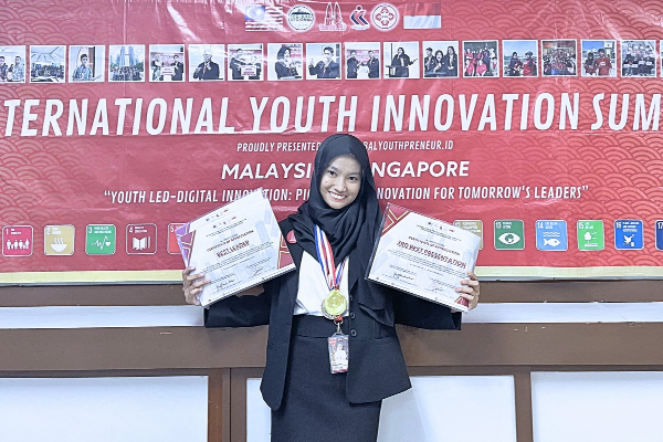  Asti Anggriyani Siswi SMA N 01 Singkep Raih Prestasi Gemilang di International Youth Innovation Summit 2024