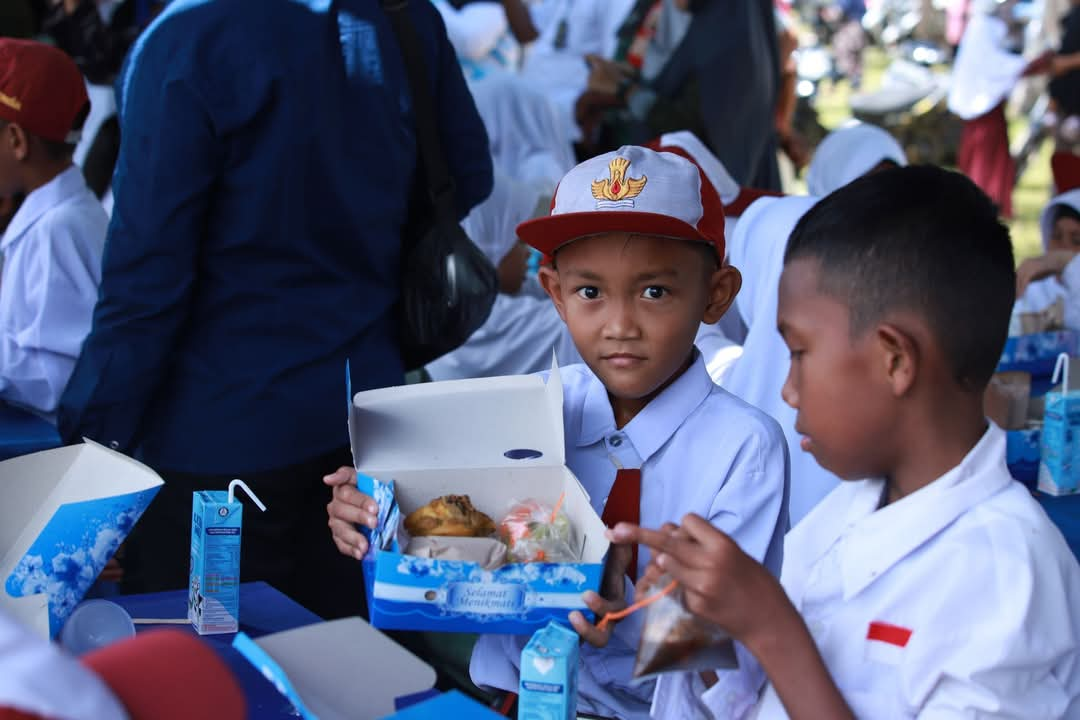 TNI AL laksanakan bakti sosial di wilayah Dabo Singkep, meliputi Pembagian 300 paket sembako kepada masyarakat pesisir, Pengobatan gratis dan khitanan untuk 200 warga, dan Makan sehat bergizi bersama 500 siswa-siswi | f. Dok. 