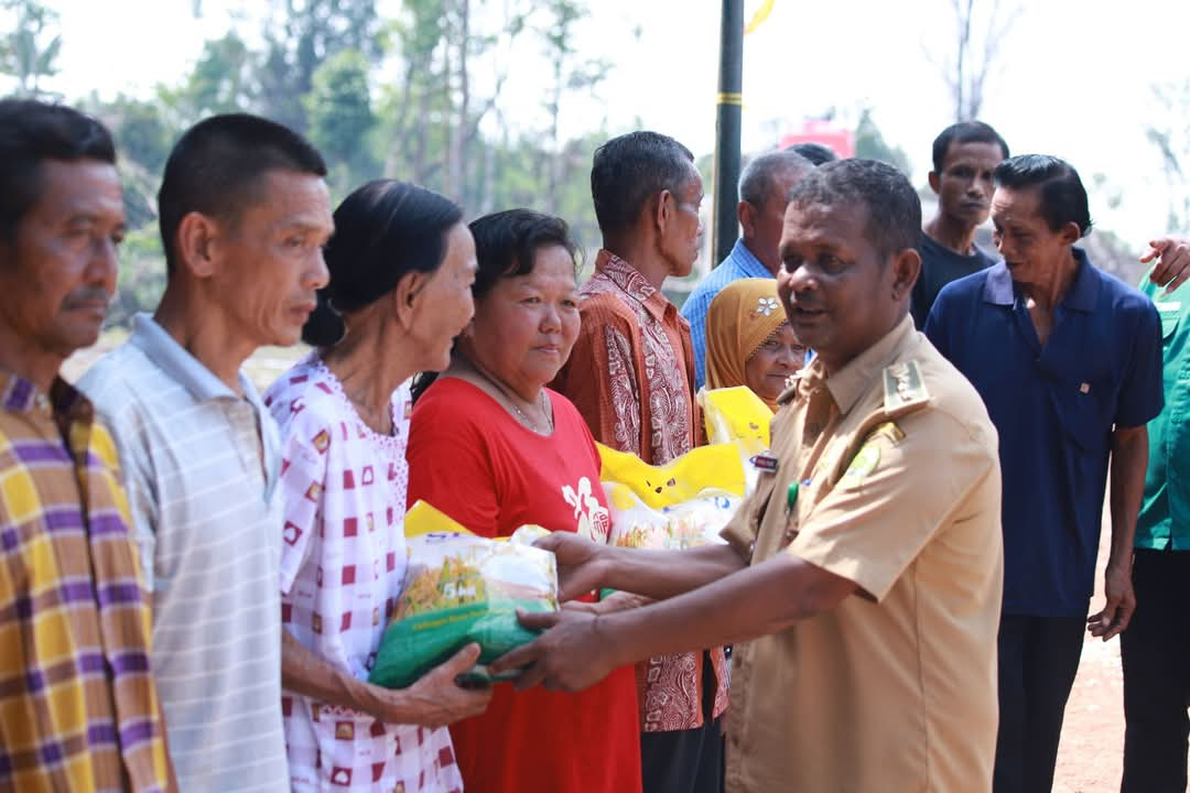 Camat Singkep Barat, Salurkan bantuan sembako