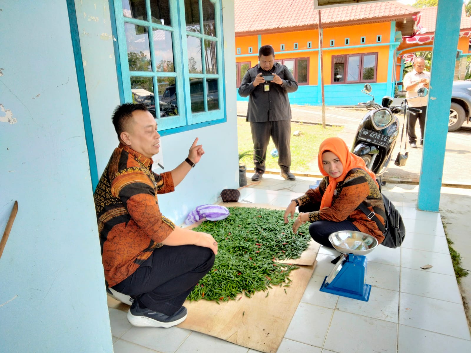 Bupati Nizar beserta Istri yang juga merupakan ketua TP. PKK Kab. Lingga melihat langsung hasil panen cabe rawit di kebun PKK Kec. Singkep Barat beberapa waktu yang lalu | f. Ist