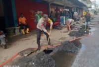 Cegah Banjir: Bripka Hendri Bersama Babinsa dan Instansi Terkait Bersihkan Parit di Kota Dabo | f. Ist