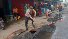 Cegah Banjir: Bripka Hendri Bersama Babinsa dan Instansi Terkait Bersihkan Parit di Kota Dabo | f. Ist