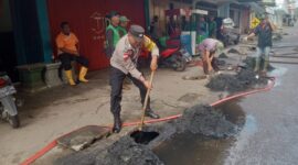 Cegah Banjir: Bripka Hendri Bersama Babinsa dan Instansi Terkait Bersihkan Parit di Kota Dabo | f. Ist
