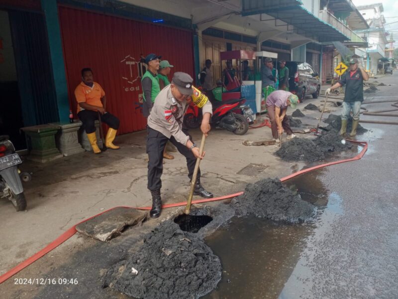 Cegah Banjir: Bripka Hendri Bersama Babinsa dan Instansi Terkait Bersihkan Parit di Kota Dabo | f. Ist