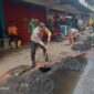 Cegah Banjir: Bripka Hendri Bersama Babinsa dan Instansi Terkait Bersihkan Parit di Kota Dabo | f. Ist