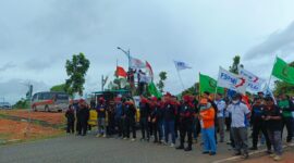 Puluhan Buruh Batam Gelar Aksi di Kantor Gubernur Kepri | f. Cahyo