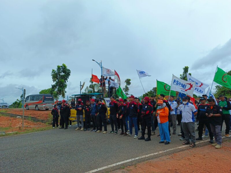 Puluhan Buruh Batam Gelar Aksi di Kantor Gubernur Kepri | f. Cahyo