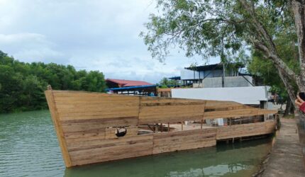 Satpol PP Tanjungpinang Segel Bangunan Kafe Berbentuk Kapal di KM 8 Atas karena Tak Miliki Izin | f. Cahyo