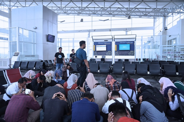 Skenario Penyanderaan di Bandara Tanjungpinang Saat Diserang Kelompok Teroris: Sejumlah Pengunjung Disekap | f. Cahyo