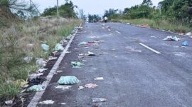 Sampah berserakan di jalan atas SMK Negeri Singkep menuju Batu Berdaun | f. ivn