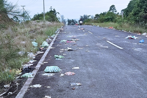 Sampah berserakan di jalan atas SMK Negeri Singkep menuju Batu Berdaun | f. ivn