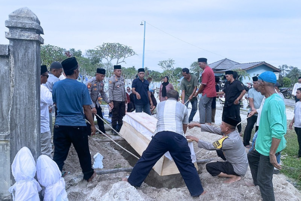 Wakapolres Lingga dan Kapolsek Dabo Singkep Sambangi Rumah Duka di Kelurahan Sungai Lumpur | f. Ist