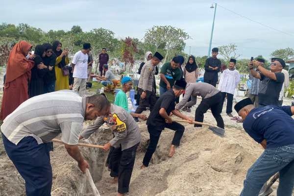 Wakapolres Lingga dan Kapolsek Dabo Singkep Sambangi Rumah Duka di Kelurahan Sungai Lumpur | f. Ist