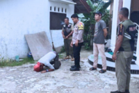 Tim gabungan saat menunggu aktivitas ODGJ tampak seperti dalam gerakan salat di halaman Masjid di Kelurahan Dabo Lama, Kecamatan Singkep, Kabupaten Lingga, Provinsi Kepri, Selasa (19/11/2024).