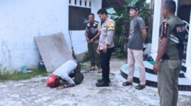 Tim gabungan saat menunggu aktivitas ODGJ tampak seperti dalam gerakan salat di halaman Masjid di Kelurahan Dabo Lama, Kecamatan Singkep, Kabupaten Lingga, Provinsi Kepri, Selasa (19/11/2024).