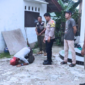 Tim gabungan saat menunggu aktivitas ODGJ tampak seperti dalam gerakan salat di halaman Masjid di Kelurahan Dabo Lama, Kecamatan Singkep, Kabupaten Lingga, Provinsi Kepri, Selasa (19/11/2024).