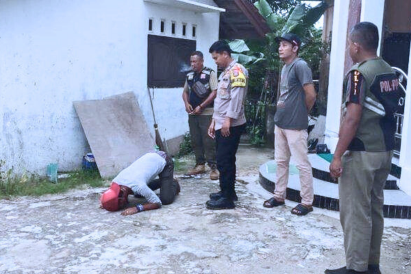 Tim gabungan saat menunggu aktivitas ODGJ tampak seperti dalam gerakan salat di halaman Masjid di Kelurahan Dabo Lama, Kecamatan Singkep, Kabupaten Lingga, Provinsi Kepri, Selasa (19/11/2024).