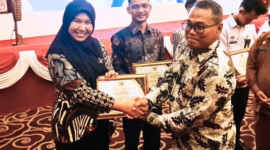 Ketua Bawaslu Kab. Lingga saat menerima penghargaan KIP 2024 | f. Ist