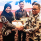 Ketua Bawaslu Kab. Lingga saat menerima penghargaan KIP 2024 | f. Ist