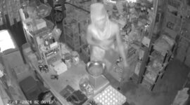 Pencuri terekam oleh kamera CCTV pemilik toko | f. Cahyo