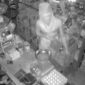 Pencuri terekam oleh kamera CCTV pemilik toko | f. Cahyo