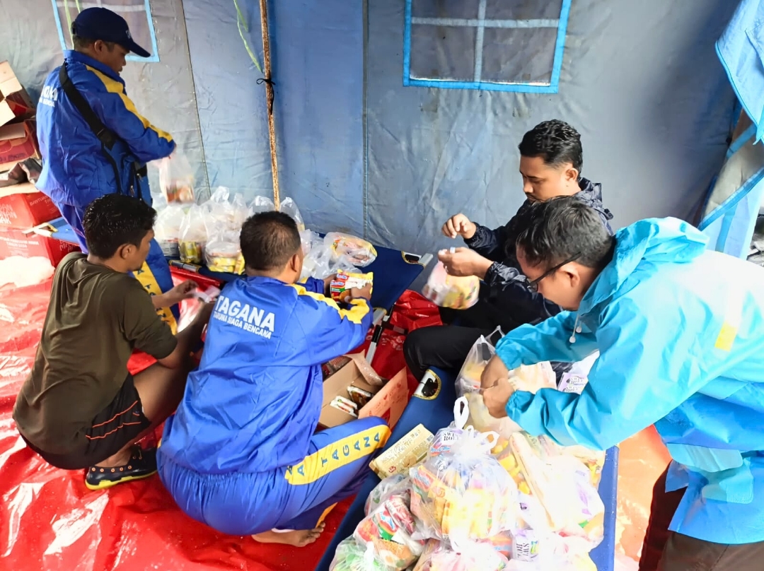 Dinsos Lingga bersama Tagana dan MUI Lingga menyiapkan paket bantuan makanan bagi korban banjir ROB di Daik Lingga | f. Hamka