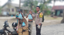 Bripka Hendri Berbagi Buah Cempedak dari Kebun Pribadi kepada Warga Dabo | f. Ca