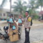 Bripka Hendri Berbagi Buah Cempedak dari Kebun Pribadi kepada Warga Dabo | f. Ca
