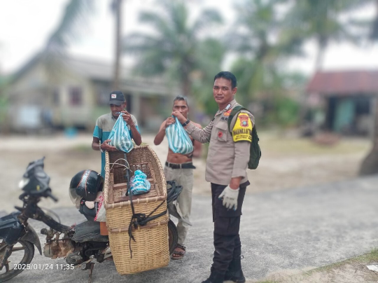 Bripka Hendri Berbagi Buah Cempedak dari Kebun Pribadi kepada Warga Dabo | f. Ca