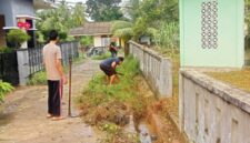 Warga RW 007/ RW 011 Kelurahan Dabo Gelar Goro Bersihkan Gorong-gorong dan Rumah Ibadah | f. Ari