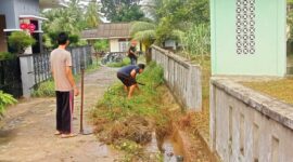 Warga RW 007/ RW 011 Kelurahan Dabo Gelar Goro Bersihkan Gorong-gorong dan Rumah Ibadah | f. Ari