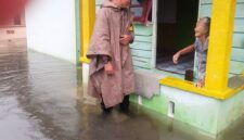 Bripka Hendri Siaga Banjir, Cek Langsung Warga Terdampak di Kelurahan Dabo Lama | f. Humas Polres Lingga