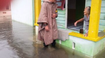 Bripka Hendri Siaga Banjir, Cek Langsung Warga Terdampak di Kelurahan Dabo Lama | f. Humas Polres Lingga