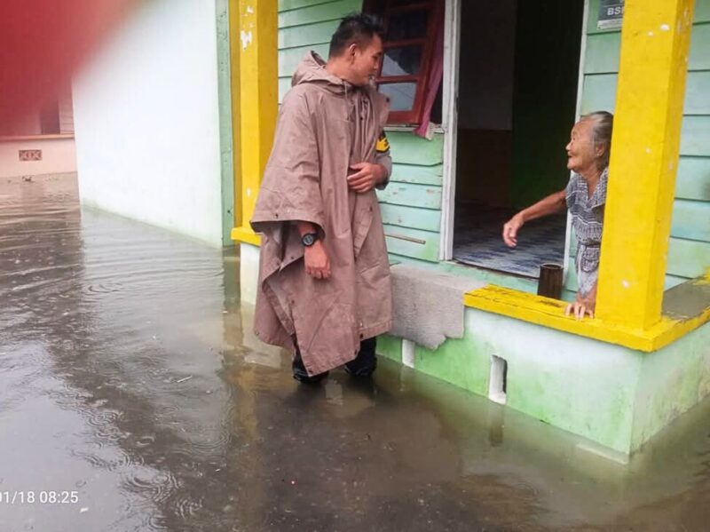 Bripka Hendri Siaga Banjir, Cek Langsung Warga Terdampak di Kelurahan Dabo Lama | f. Humas Polres Lingga